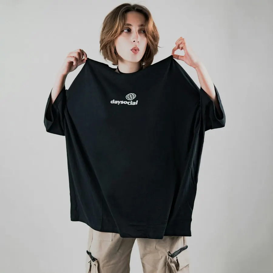 Franela Corte Boxy Fit Estampada · Billete de 2$